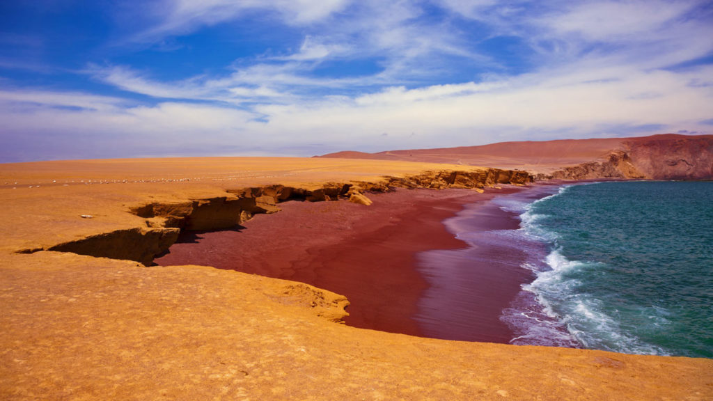 Playa Roja | Un desértico balneario de arenas rojizas y aguas peligrosas 1