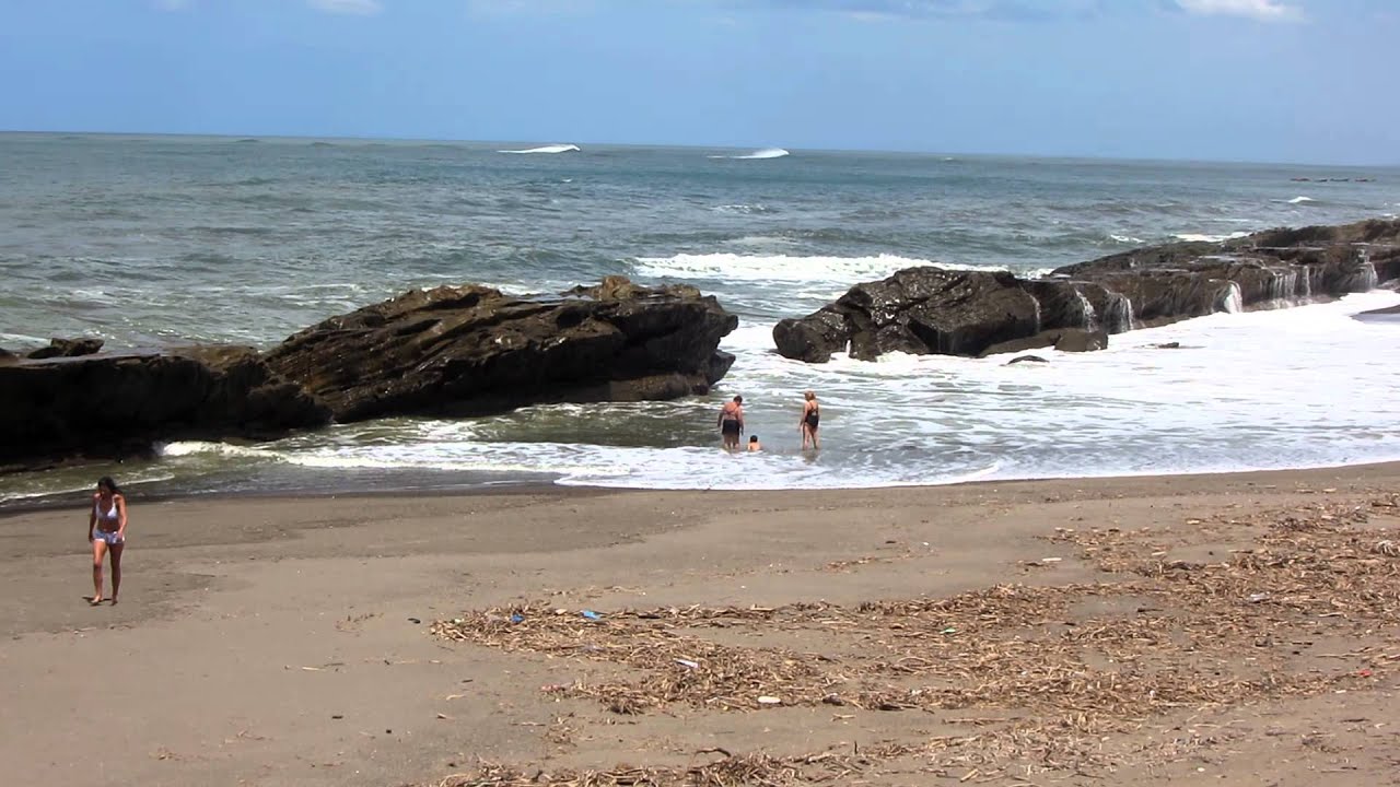 Playa Casares | Una bahía colmada de rocas y pescadores 1