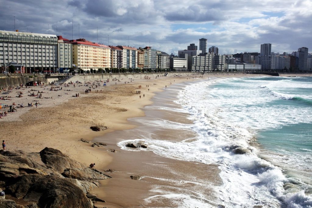 Playa del Orzán | El hogar de los surfistas en La Coruña 1